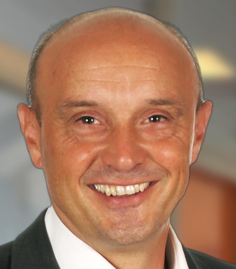 Foto von Rolf Funk vor einem Büro Foto von Rolf Funk lächelnd vor einem Büro